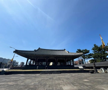 Jeju city walking tour with a certified guide