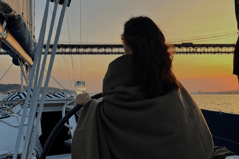 Lisbon: 2 hr boat tour. Shared experience. Day-Sunset-Night Lisbon: Boat tour. Shared sailing experience. Night Tour.