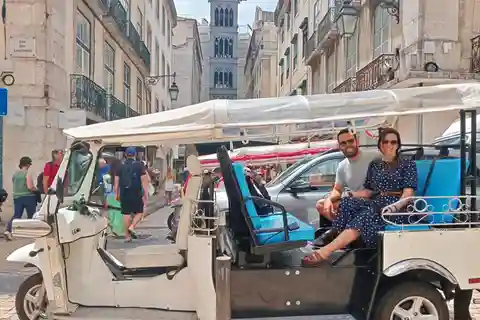 Lisbon: Private Tuk Tuk Tour Historical Old city sightseeing