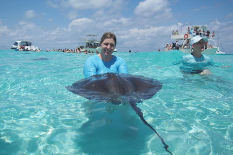 Grand Cayman: Catamaran Cruise with Stingray City & Snorkel