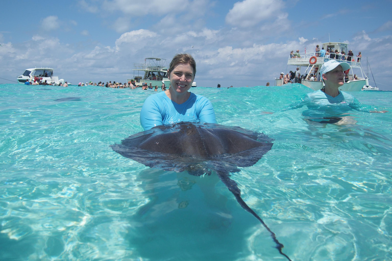 Grand Cayman: Catamaran Cruise with Stingray City & Snorkel