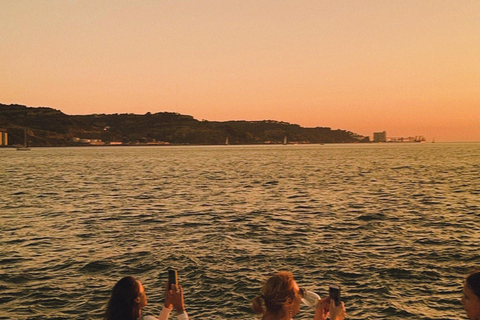 Lisbon: 2h Private Luxury Sunset Cruise with Welcome Drink Lisbon: Private 2h Sunset Cruise with Welcome Drink