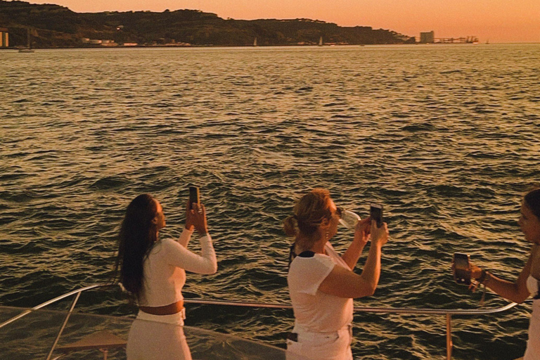 Lisbon: 2h Private Luxury Sunset Cruise with Welcome Drink Lisbon: Private 2h Sunset Cruise with Welcome Drink