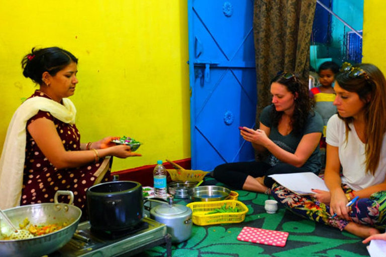 Benessere e cultura per donne: yoga, henné e cucina di Jaipur