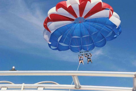Phuket: Coral Island Speedboat Trip with Parasailing & Lunch