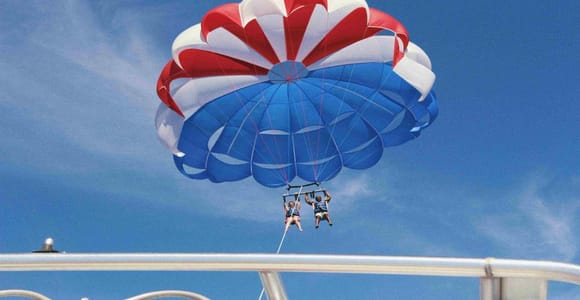 Phuket: Coral Island Speedboat Trip with Parasailing & Lunch
