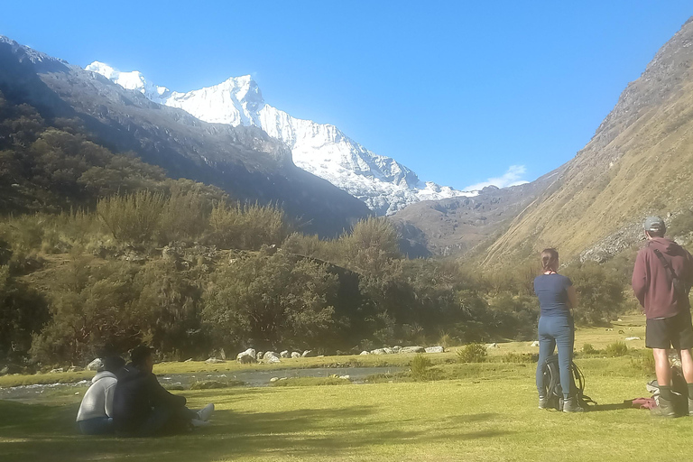 Huaraz: Laguna 69 Guided Hike in Huascarán National Park