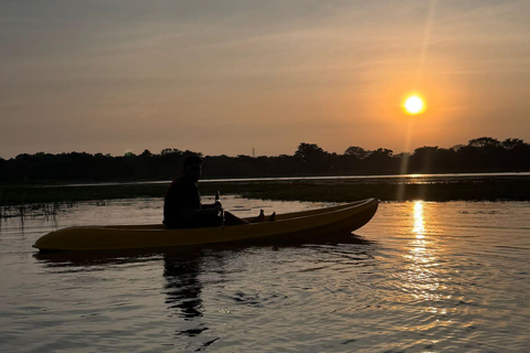 Sigiriya: Sunrise or Sunset Kayaking Tour