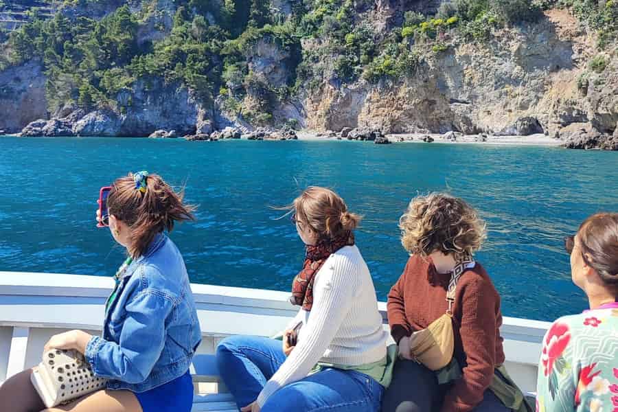 Offizielle Tour ab Neapel: Amalfi, Positano, Sorrent & Bootsfahrt. Foto: GetYourGuide Offizielle Tour ab Neapel: Amalfi, Positano, Sorrent & Bootsfahrt. Foto: GetYourGuide