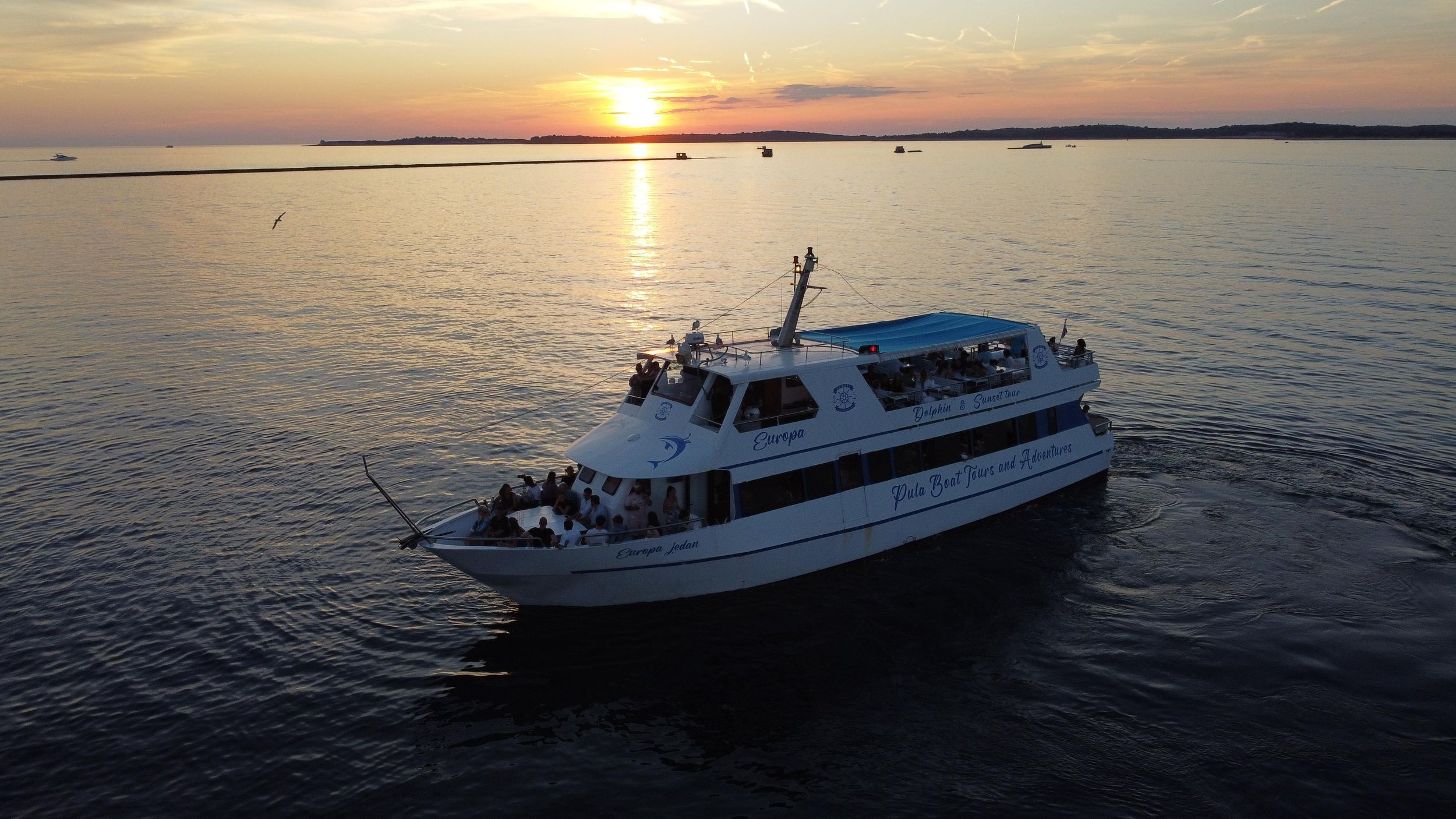 Pula: Delfin- & Sonnenuntergangs-Bootsfahrt in Brijuni mit Dinner & Drinks
