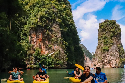 Phuket: James Bond i zatoka Phang Nga luksusowym jachtem o zachodzie słońcaSpotkanie przy molo (opłata za wstęp do parku narodowego wliczona w cenę)