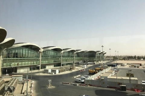 Transfer van het vliegveld of Amman naar Petra per full-size sedanTransfer van het vliegveld of Amman naar Petra per volledige minivan 7pax