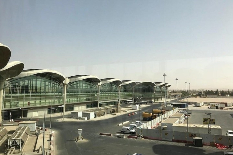 Transfer z lotniska lub Ammanu do Petry pełnowymiarowym sedanem