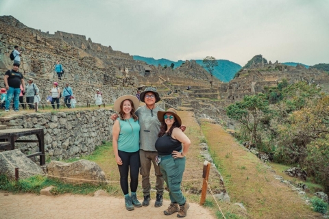 Machupicchu: Entrance to Machu Picchu, bus and guide