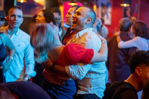 Cali: Salsa Show, Dinner & Local Party Experience