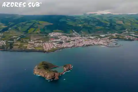 Passeio de barco pelo ilhéu de Vila Franca do Campo, nos Açores