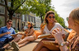 Amsterdam: Private Kreuzfahrt mit Getränken & Pizza oder Burger