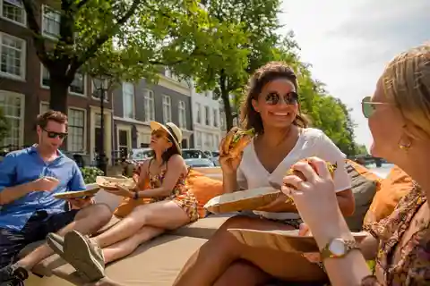 Amsterdam: Private Kreuzfahrt mit Getränken & Pizza oder Burger