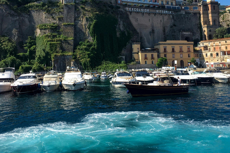 Sorrento: Scenic Ferry Journey Between Sorrento and Positano Positano → Sorrento (One Way)