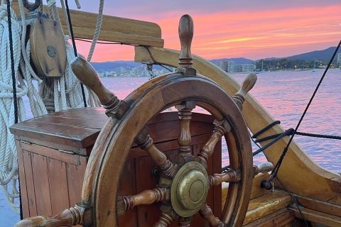 Palamós: Wycieczka łodzią o zachodzie słońca z kieliszkiem wina musującego