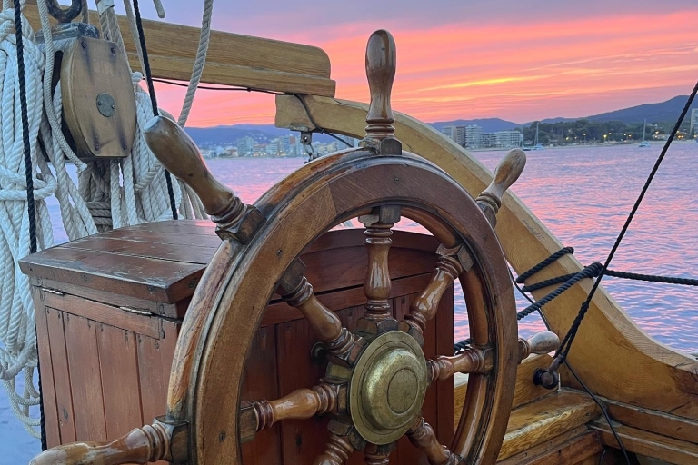 Palamós: Wycieczka łodzią o zachodzie słońca z kieliszkiem wina musującego