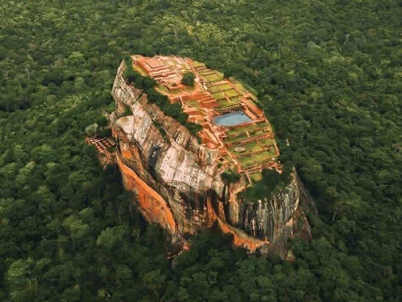 Wanderung zum Sigiriya-Felsen und Elefanten-Safari im Minneriya-Nationalpark, private Tour