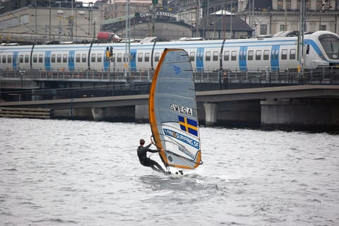 Stockholm: Urbanes Windsurfen mit Kursleiter