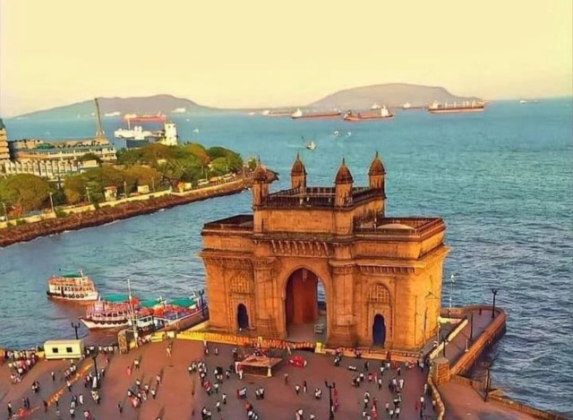 Visit Mumbai Full-Day Sightseeing with Temple Tour in Delhi