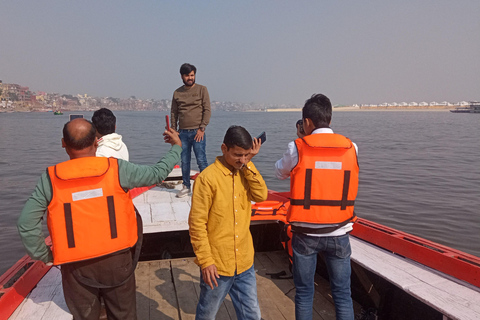 Benarés: Amanecer en el río Ganges y tour a pie por la mañana