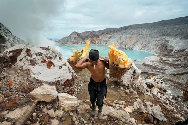 From Bali/Banyuwangi: Ijen Blue Fire Midnight Group Tour