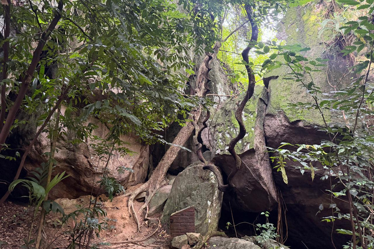 From Negombo: Maligathenna & Pilikuttuwa Temple Hike