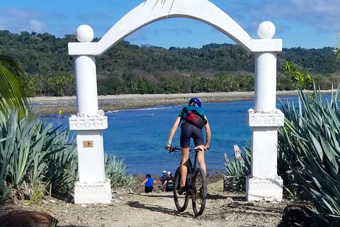 Passeio de bicicleta de montanha pela selva e mergulho na cascataPasseio de bicicleta de montanha pela selva e mergulho na cachoeira