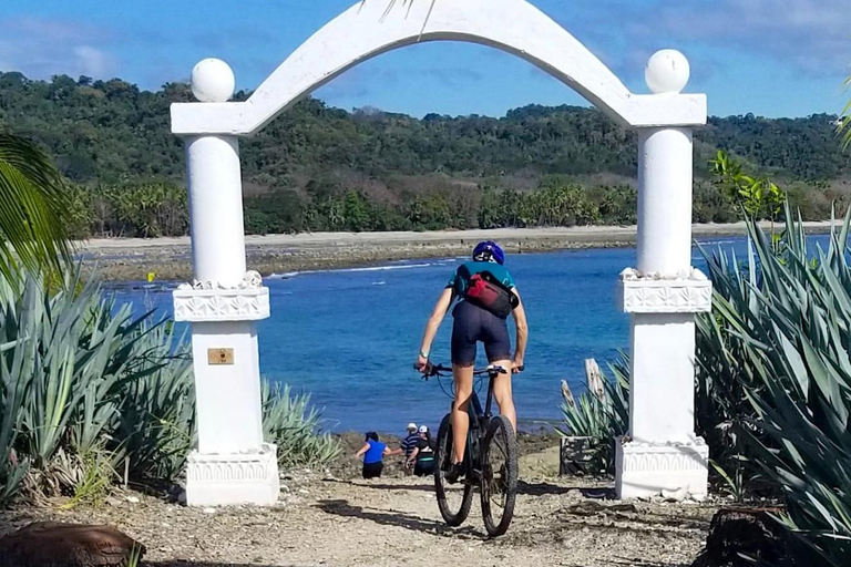 Passeio de bicicleta de montanha pela selva e mergulho na cascataPasseio de bicicleta de montanha pela selva e mergulho na cachoeira