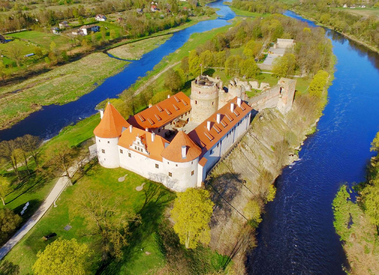 Von Riga aus: Rundale Palast und Bauska Burg Tour und zurück.