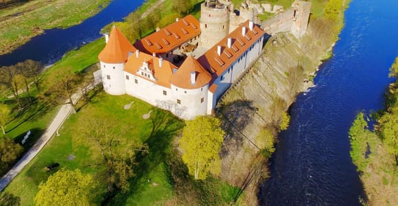 Von Riga aus: Rundale Palast und Bauska Burg Tour und zurück.