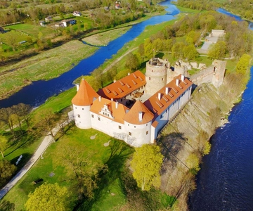 De Riga: visita ao palácio de Rundale e ao castelo de Bauska e regresso.