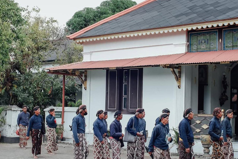 Yogyakarta Palace and Watercastle Guided Tour Private Transfer: Palace & Water castle Guided Tour