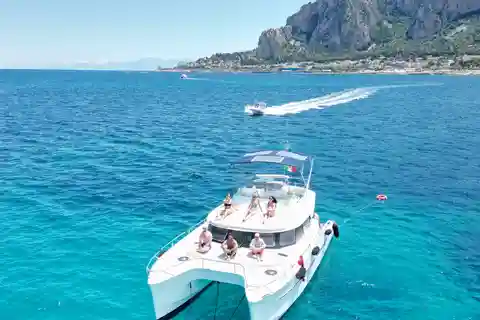 Tour Privato in Catamarano Costa Ovest di Palermo con Pranzo e Snorkeling