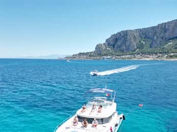 Excursion privée en catamaran sur la côte est de Palerme avec déjeuner et plongée avec tuba
