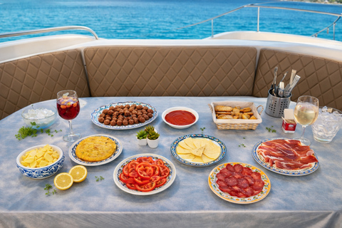 Gran Canaria: Catamaran trip with drinks, lunch, and snorkeling Gran Canaria Private Catamaran Excursion with Drinks, Lunch, and Snorkeling