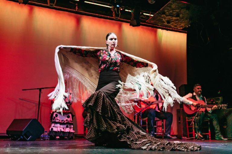 Barcelona: espectáculo de flamenco en el teatro City HallTicket B: asiento en fila intermedia y bebida