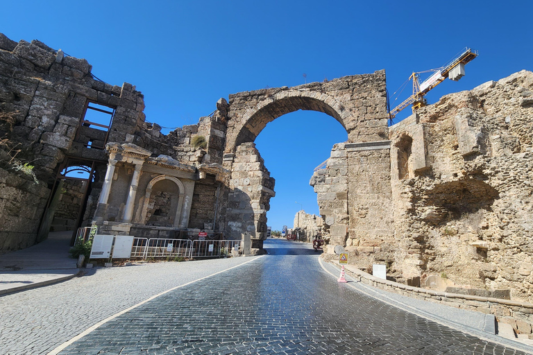 Tour a pie del Casco Antiguo en grupo reducido con el Templo de Apolo