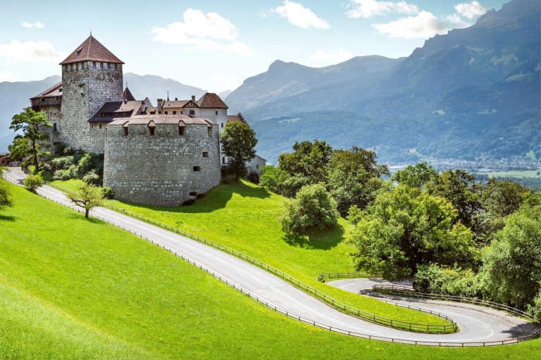 Zurich : Excursion d'une journée au Liechtenstein, en Autriche, en Allemagne et en SuisseZurich:Visite privée de 4 pays en une journée &Chutes du Rhin