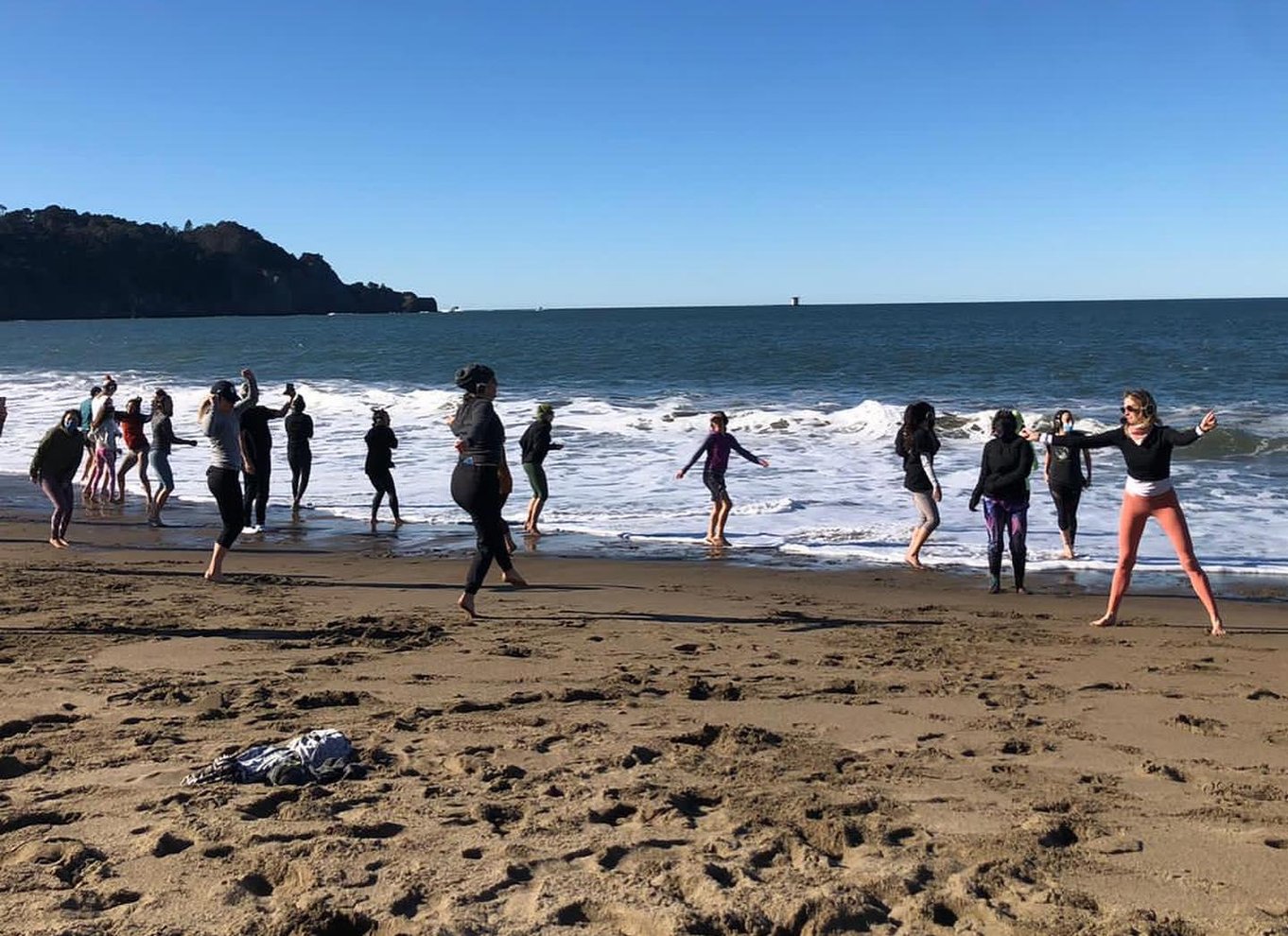 San Francisco: Silent Disco Yoga på Baker Beach