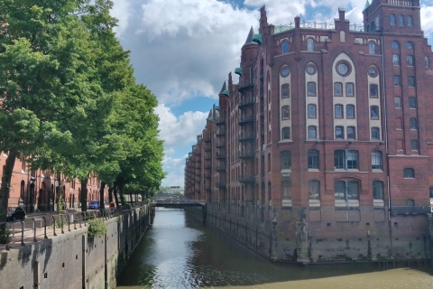 Hamburg: Self-Guided Port of Hamburg Tour with Game