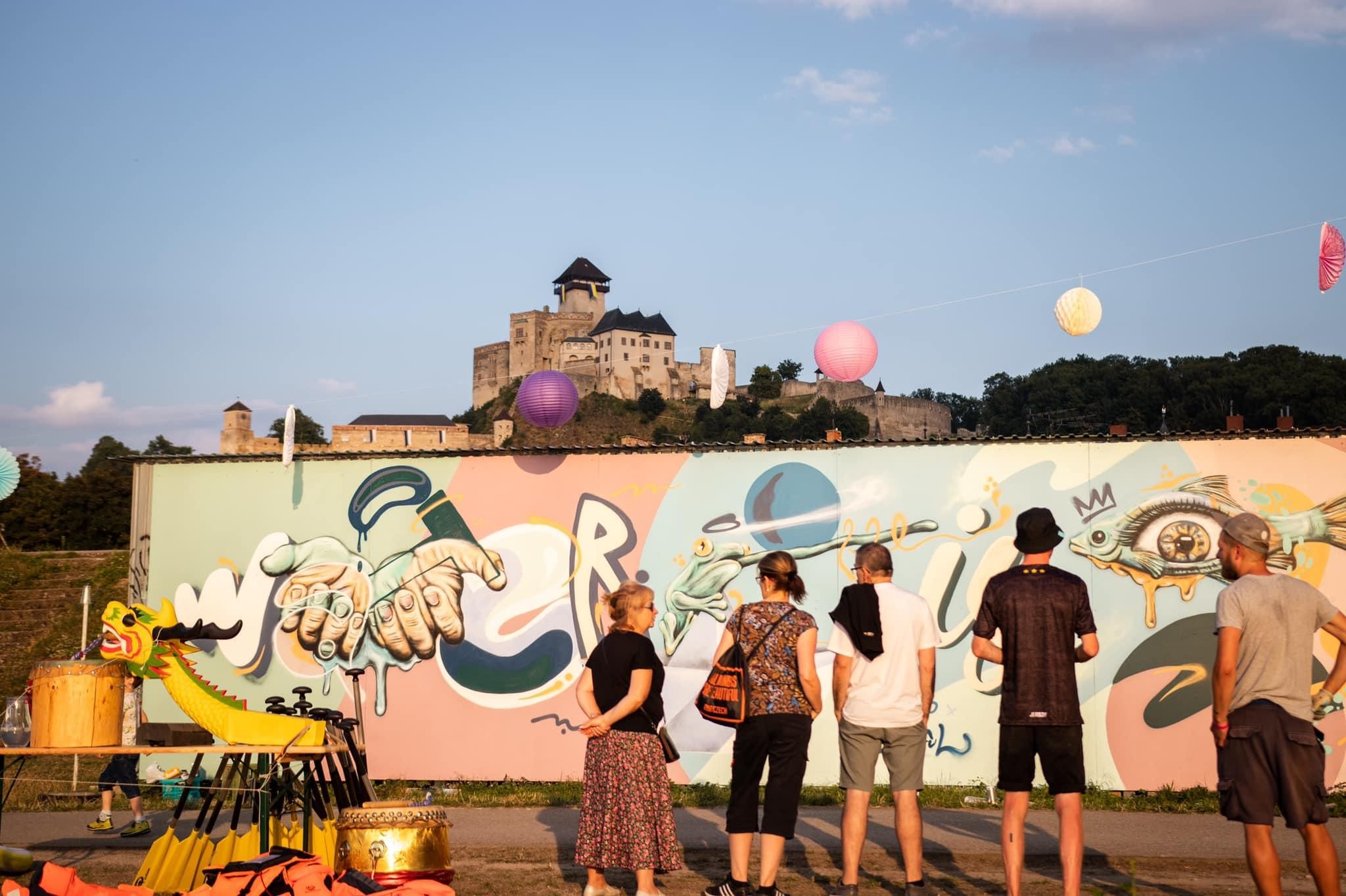 Trenčín: Straßenkunst-Tour zu Fuß
