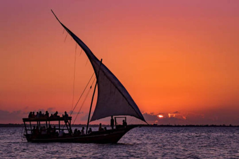 Kampala: Sunset Dhow Cruise with Music and Fireworks