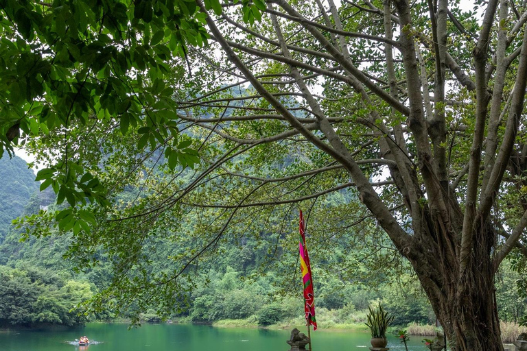 Hanoi: Vietnam Biggest Church or Trang An, Mua Cave & Hoa Lu Hanoi: Ninh Binh, Hoa Lu, Trang An, Mua Cave, Buffet & Cycle