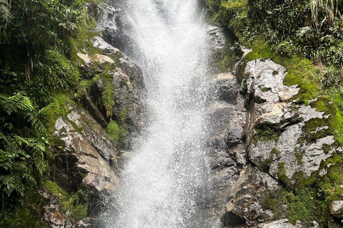 Medellín: Wycieczka nad tajny wodospad z przekąską i kawą