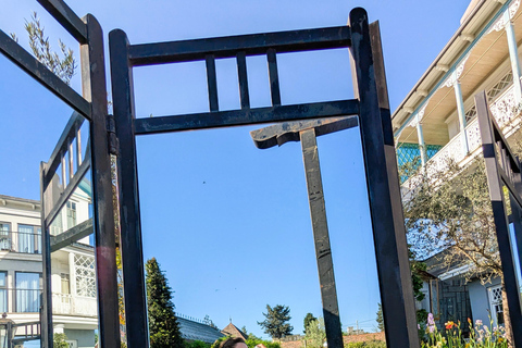 Tbilisi: Hidden Garden Photoshoot with Optional Lunch